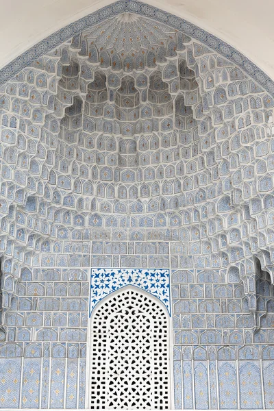 Глубокие ниши и разнообразное оформление мукарн в комплексе Гури Амира — стоковое фото