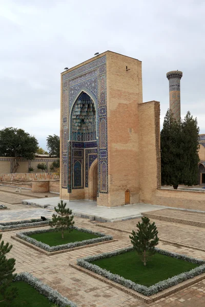 Puerta y minarete del mausoleo Guri Amir — Foto de Stock