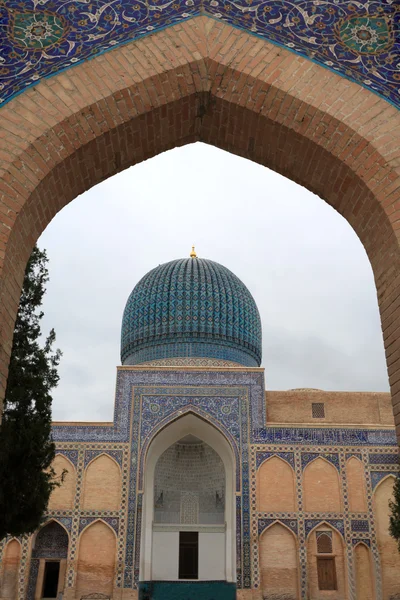 Bekijk op guri amir mausoleum via boog — Stockfoto