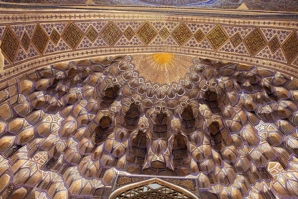 Głębokie nisze i dekoracji różnych muqarnas w guri amir — Zdjęcie stockowe