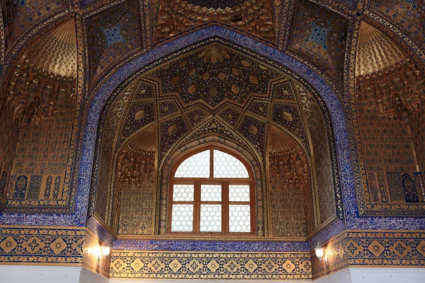 Fönster i aksaray mausoleum — Stockfoto