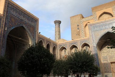 ulugh medrese avlusuna dilenmek