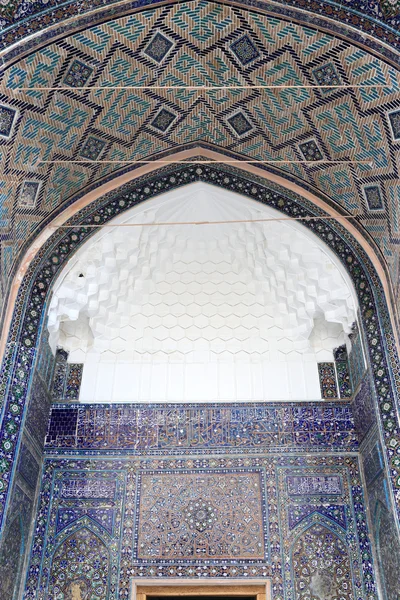 Decorated arch of Tilya Kori Madrasah — Stock Photo, Image