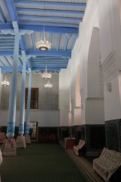ウルグのマドラサにモスクの内側を請う — ストック写真