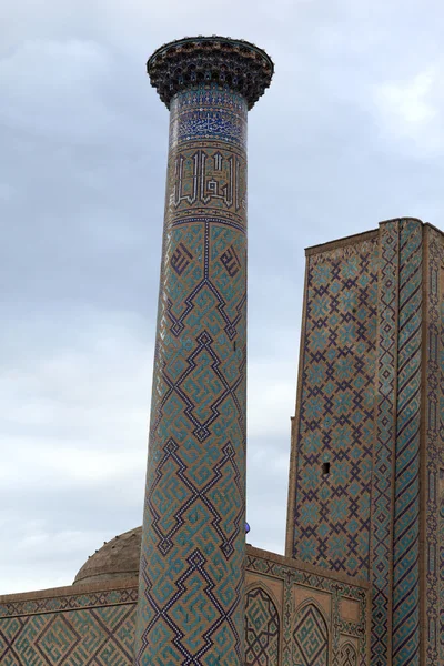 Minarett der Medresa von Ulugh betteln in Samarkand — Stockfoto