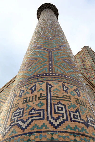 在 registan 广场上谢尔多尔伊斯兰清真寺的尖塔 — 图库照片