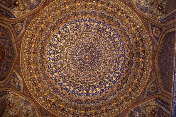 Потолок медресе Тиля Кори — стоковое фото