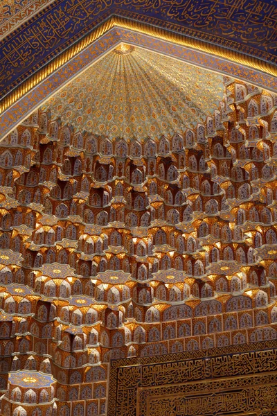 Koepel van tilya kori Madrassa — Stockfoto