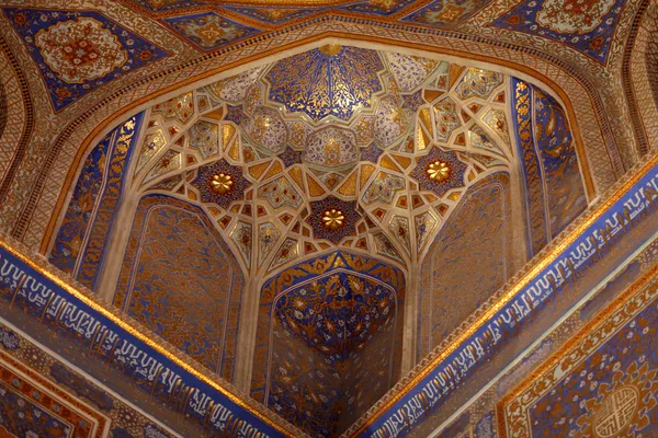 Goldenes Interieur der tilya kori madrasah — Stockfoto