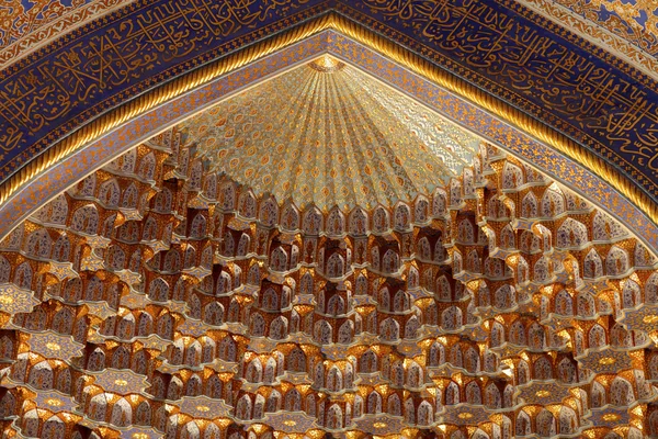 Tilya コリ神学校の黄金のドーム — ストック写真