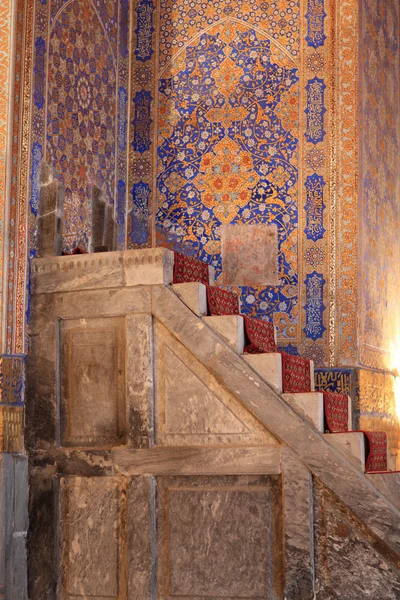 Лестница в медресе Тиля Кори — стоковое фото