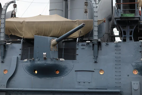 152-мм луковая пушка крейсера "Аврора" — стоковое фото