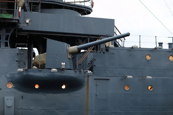 巡洋艦オーロラ号の船首砲 — ストック写真