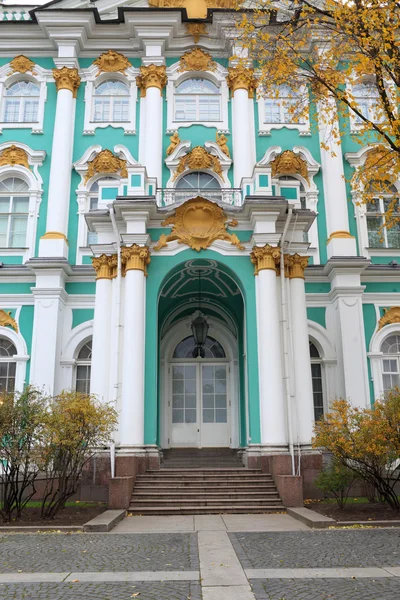Przed budynkiem Ermitażu — Zdjęcie stockowe