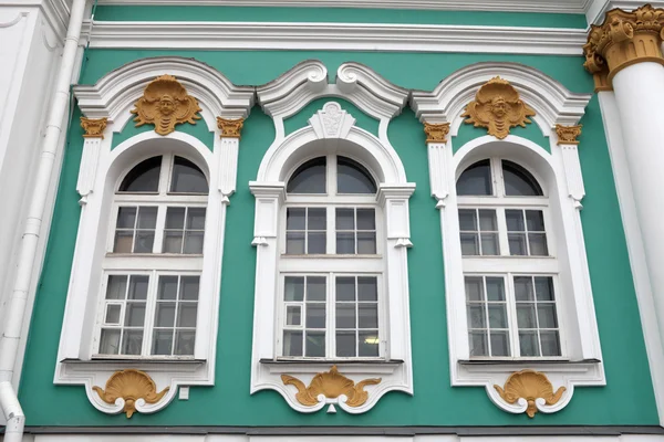冬宫建筑物的窗户 — 图库照片