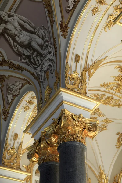 Décoration de l'escalier principal du Palais d'Hiver — Photo