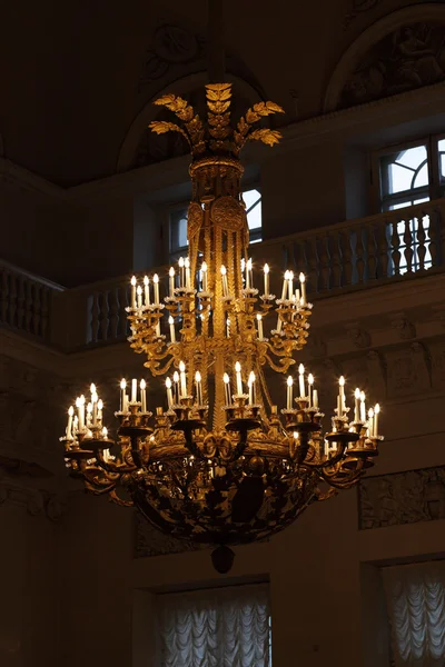 冬宮殿の金色のシャンデリア — ストック写真