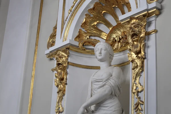 Estátua da mulher na escada principal do Palácio de Inverno — Fotografia de Stock