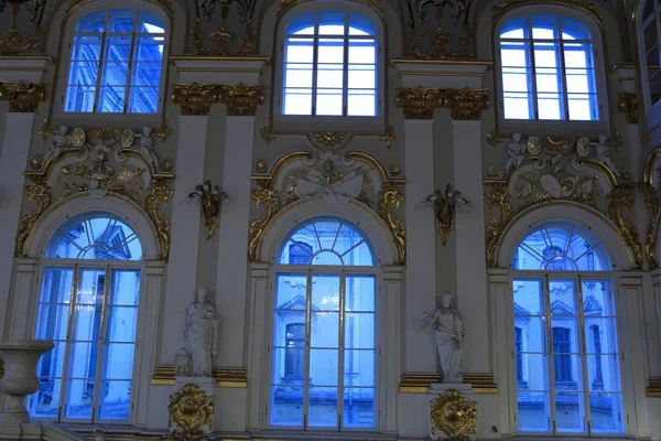 Fönstren i huvudtrappan av Vinterpalatset — Stockfoto