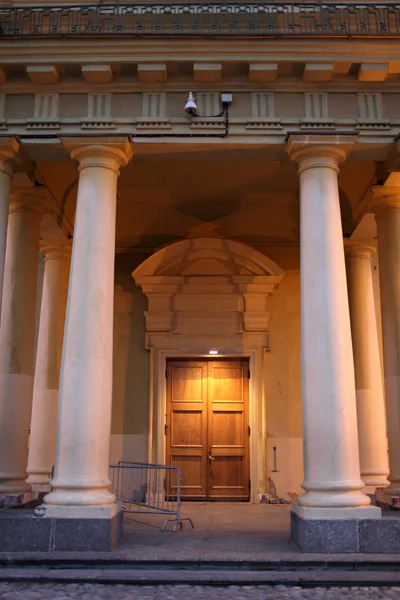 Wejście na Katedrę Piotra i Pawła w nocy — Zdjęcie stockowe