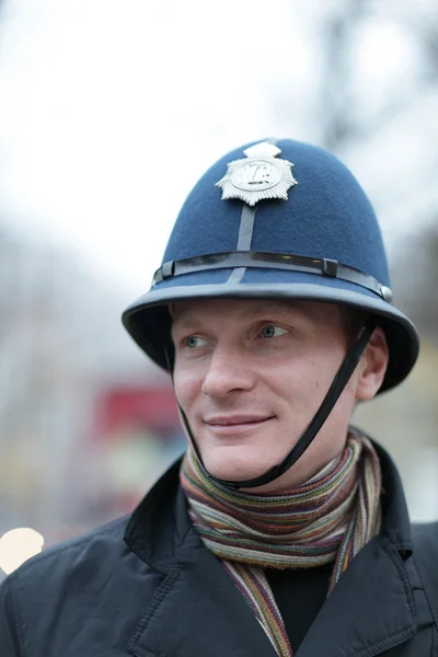 Glücklicher Mann mit britischem Polizeihut — Stockfoto