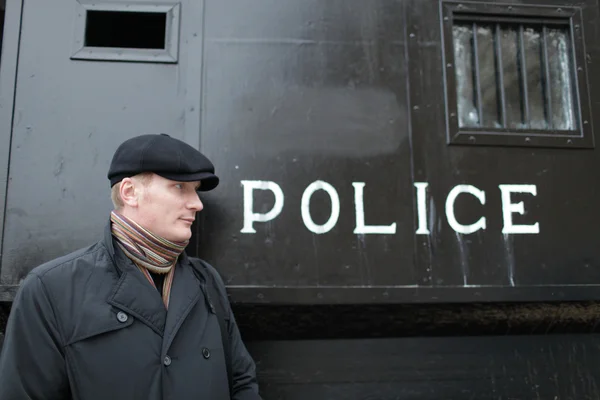 Muž a policie kočár — Stock fotografie