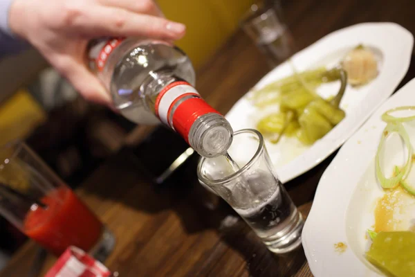 Verter el vodka — Foto de Stock