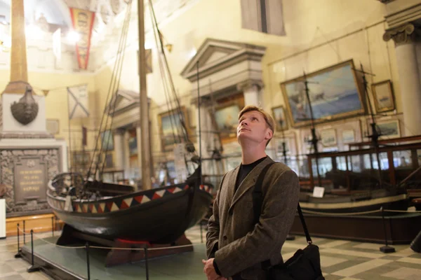 Man in museum van de scheepvaart — Stockfoto