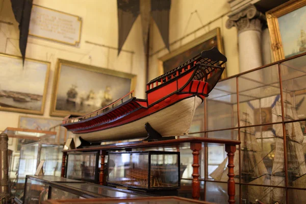 Roeiboot in museum van de scheepvaart — Stockfoto