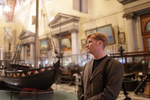 Tourist in museum of shipping — Stock Photo, Image