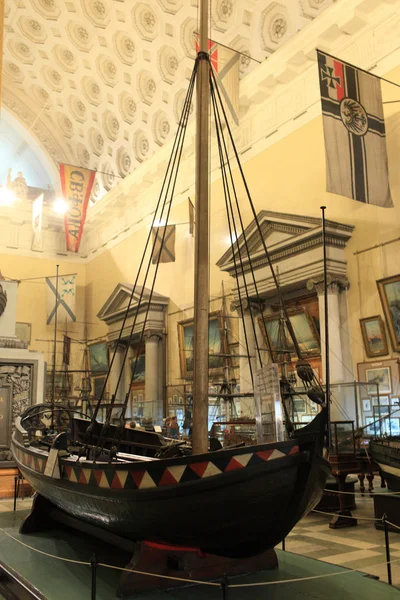 Houten schip in museum van de scheepvaart — Stockfoto