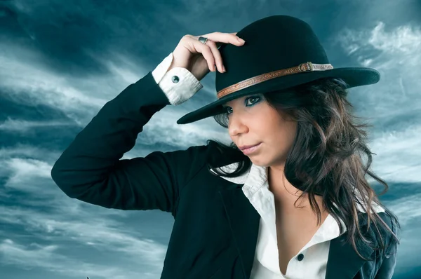 Mooie vrouw in cowboy-hoed. — Stockfoto