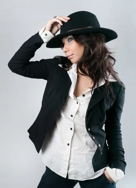 Krásná žena v kovbojském klobouku. — Stock fotografie