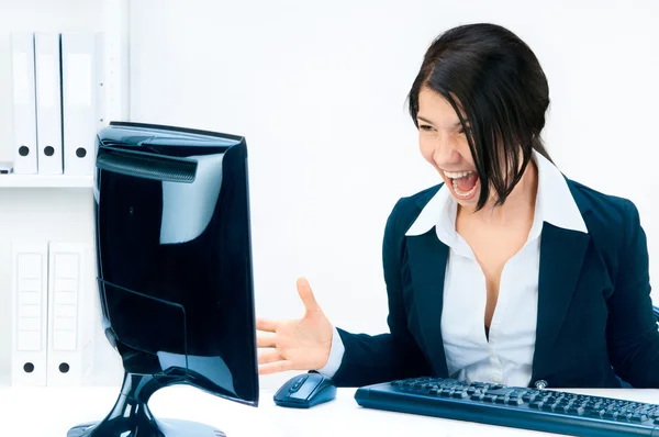 Obchodní žena křičí na monitor. — Stock fotografie
