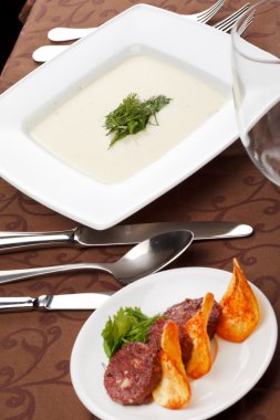 kremalı çorba, patates cipsi ve siyah puding