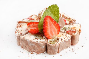 tiramisu suşi roll çilek ve nane ile süslenmiş