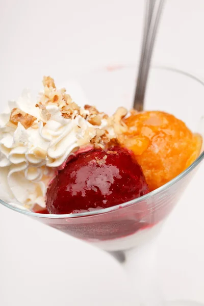 Vanilyalı dondurma ile meyve püresi — Stok fotoğraf