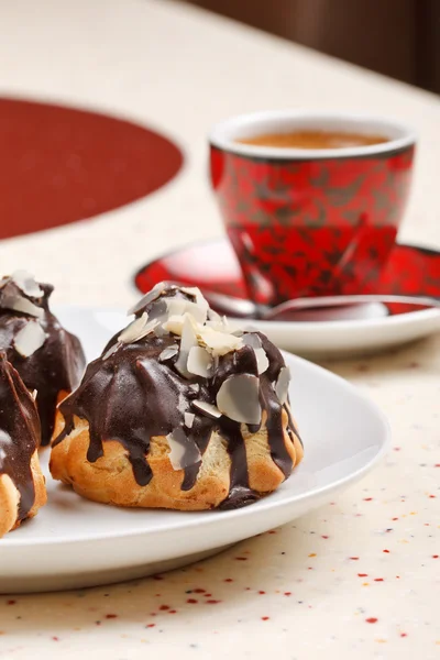 Chocolate eclairs with coffee — Stock Photo, Image