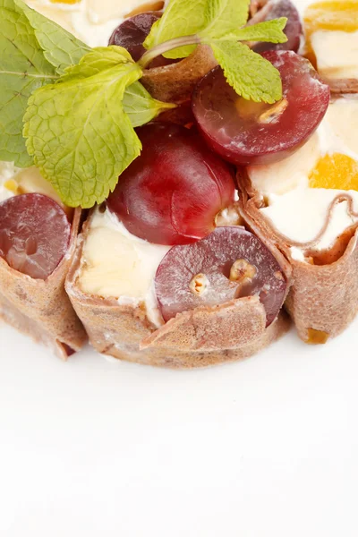 Tiramisu roll sushi, przyozdobionym z winogron i miętą — Zdjęcie stockowe