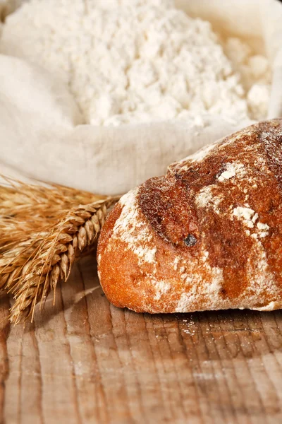 Świeży chleb na stole — Zdjęcie stockowe