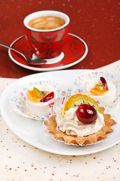 Pastel de frutas con café — Foto de Stock