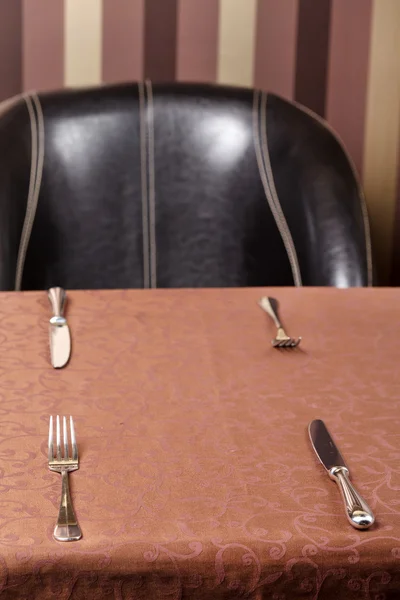 Cuchillo y tenedor en la mesa — Foto de Stock