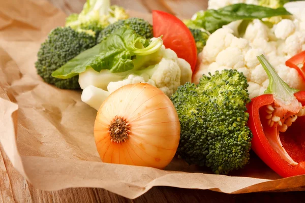 Świeże warzywa na pergaminie — Zdjęcie stockowe
