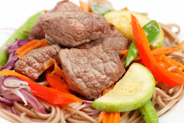 भाज्या आणि नूडल्ससह मांस — स्टॉक फोटो, इमेज