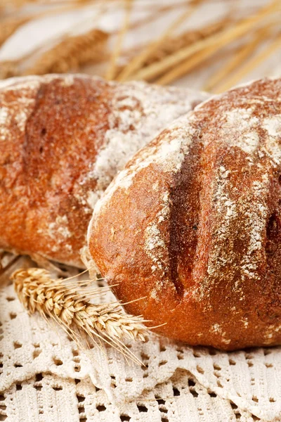 Färskt bröd på bordet — Stockfoto