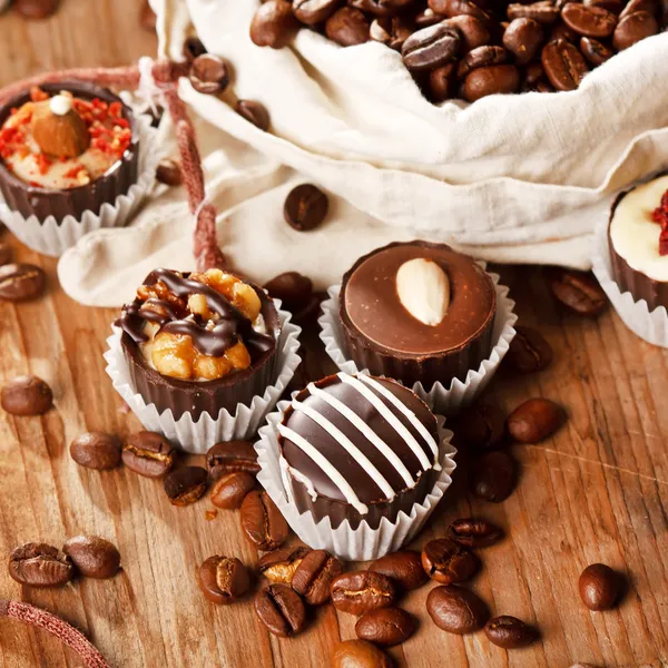 コーヒー豆とチョコレート菓子 — ストック写真