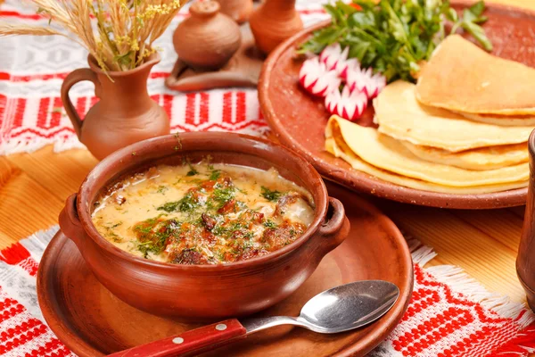 Clatite cu sos (mancare belarusa nationala ) — Fotografie, imagine de stoc