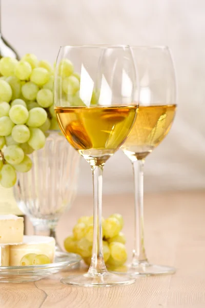 Natura morta con grappolo d'uva e vino bianco — Foto Stock