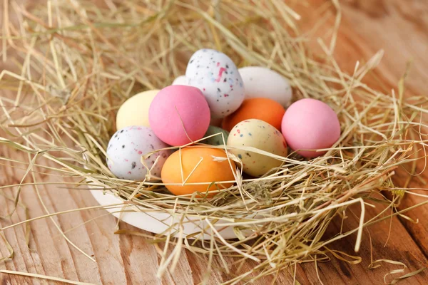 Velikonoční vejce v ptačím hnízdem — Stock fotografie