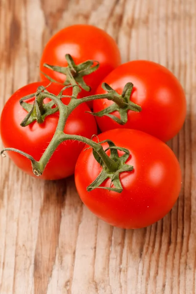 Plaka üzerinde domates — Stok fotoğraf